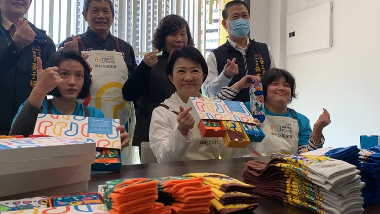 台中市長盧秀燕今天參加瑪利亞快樂襪實體店開幕，跟著小老師學習包裝。曾雪蒨攝