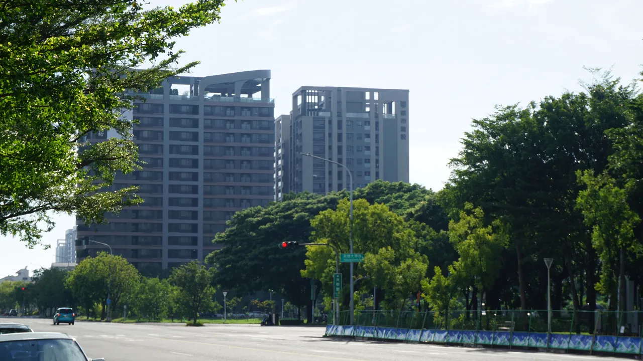 楠梓區大樓「都市森河畔」、「觀雲3」,兩場大樓緊鄰且屋齡相近,但房價出現一倍落差,主因在於建商推案時間點在台積電效應前後。葉家銘攝