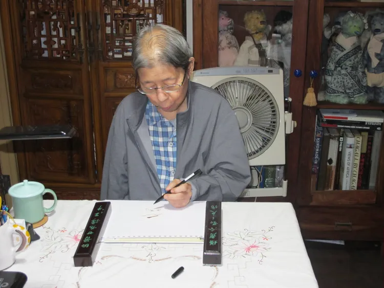 香港作家西西因乳癌右手失能，改以左手寫字繪畫。翻攝臉書「素葉工作坊」