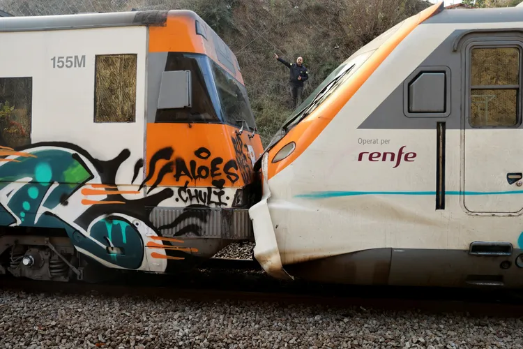 一名安全人員在相撞地點指揮調度。路透社