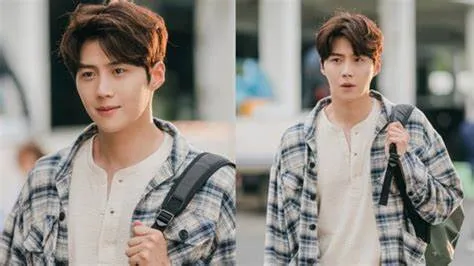 金宣虎去年以韓劇《海岸村恰恰恰》的洪班長暴紅。翻攝Netflix