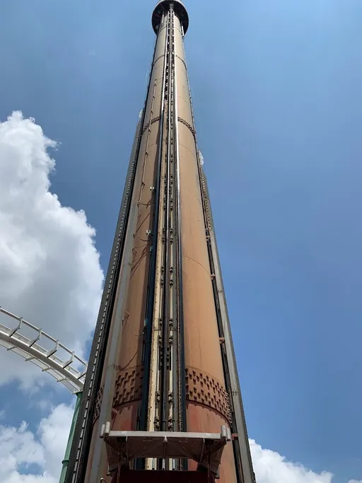 日遊樂園「自由落體」出包 遊客3°C寒風中困40公尺高空