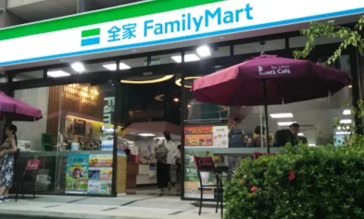 超商深夜鎖門!店員無奈貼出一張公告 網友狂讚「態度正確」