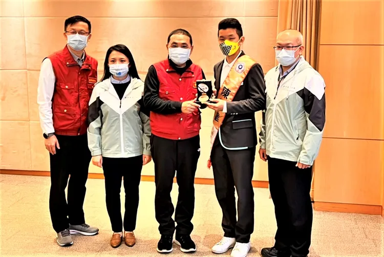 東海高中陳柏達國手(右2)獻獎予侯友宜市長(中)。新北市府提供
