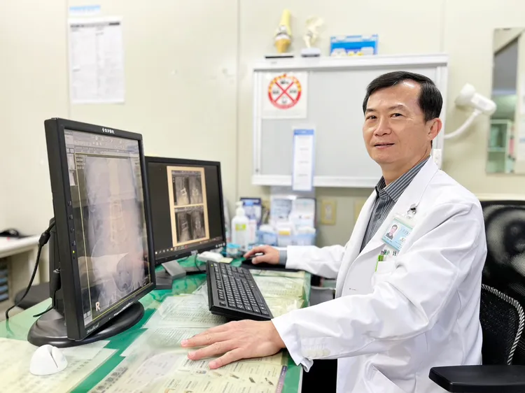 鐘文隆醫師自創「類微創脊椎手術」，提供脊椎滑脫或狹窄民眾另一個治療選擇。中港澄清醫院提供