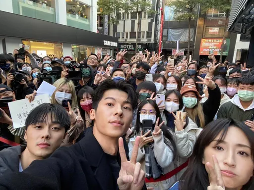 許光漢現身西門「當街和粉絲自拍」 施柏宇放福利喊:可以抱我
