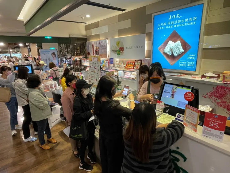 民眾紛紛搶購後在櫃台結帳。業者提供