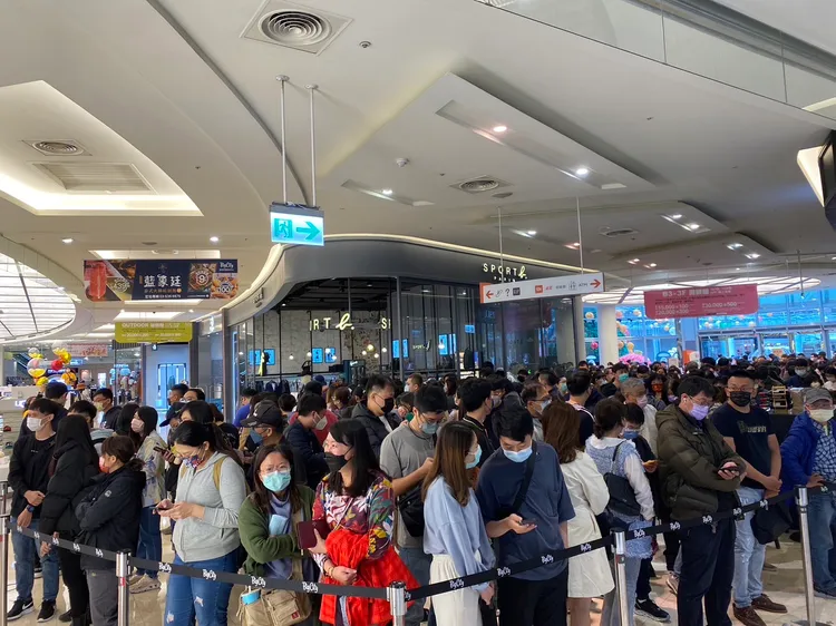 購物中心內排隊人潮相當多。業者提供