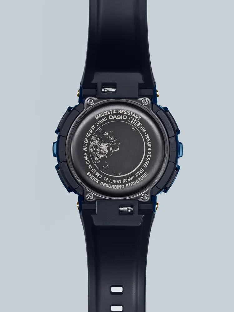 錶底蓋鐫刻夜間地球圖樣。品牌提供