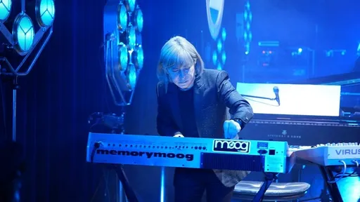 64歲「日本音樂教父」只能當背景 小室哲哉為同鄉品牌自甘淪配角