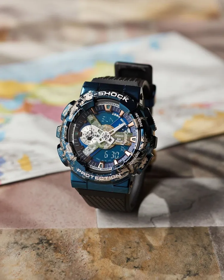 G-SHOCK在歲末推出GM-110EARTH-1A新錶，以電鍍與雷射雕刻在錶上塑造由外太空俯視地球的情景，9800元。翻攝gshock_jp IG