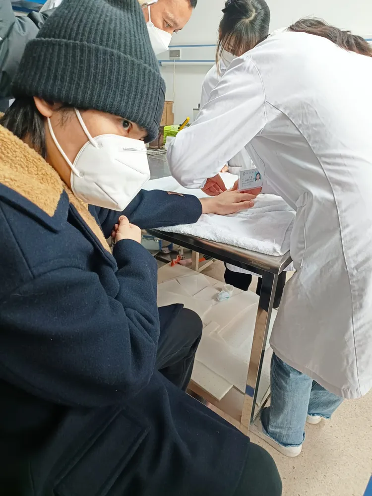 蕭敬騰今到醫院治療。