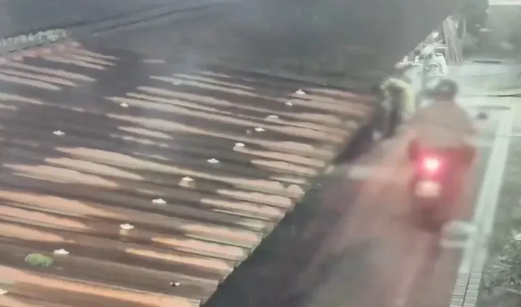 張男偷走機車後，竟將機車棄置路旁。翻攝畫面