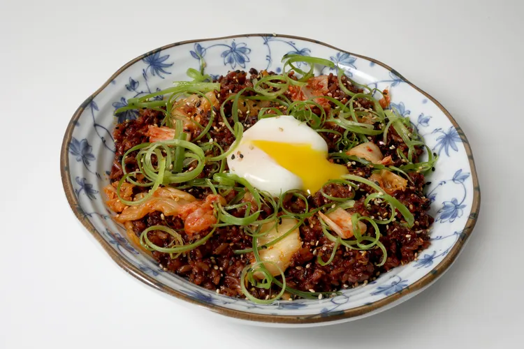 紐約州威廉斯維爾一戶人家好心收留受困於風雪中的南韓遊客，遊客見主人家正好有韓式醬料，於是下廚做了韓國料理回敬屋主，成就一段年末佳話。美聯社資料照片