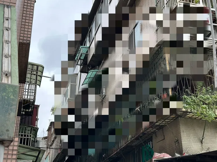 整排舊公寓為出租套房，出入狹小且燈光昏暗，加上發生過凶殺案，令人生畏。曾佳俊攝