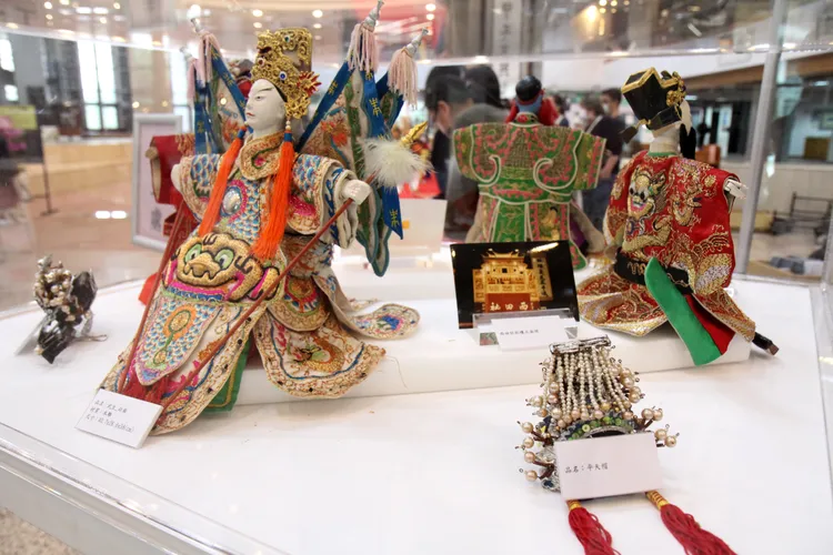 現場展出布袋戲戲偶、戲服和頭戴。陽明交大提供