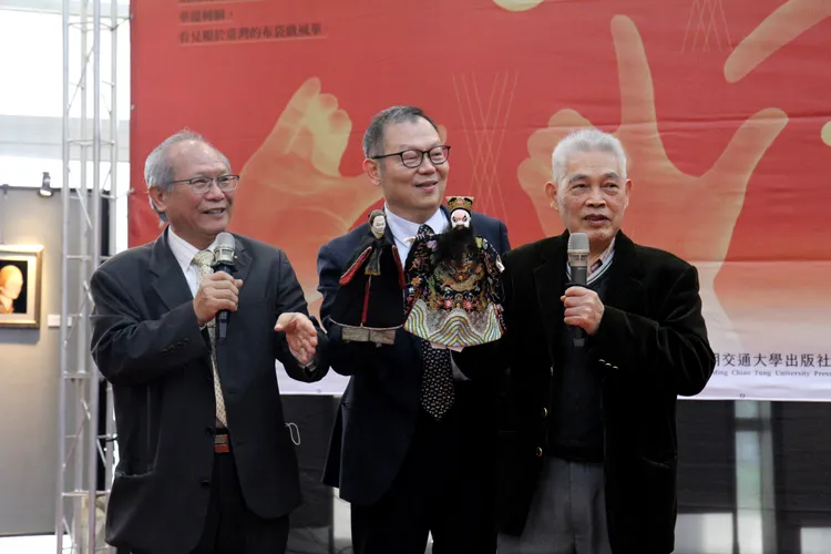 西田社創辦人陳金次教授(右)再次捐贈陽明交大布袋戲戲偶。陽明交大提供