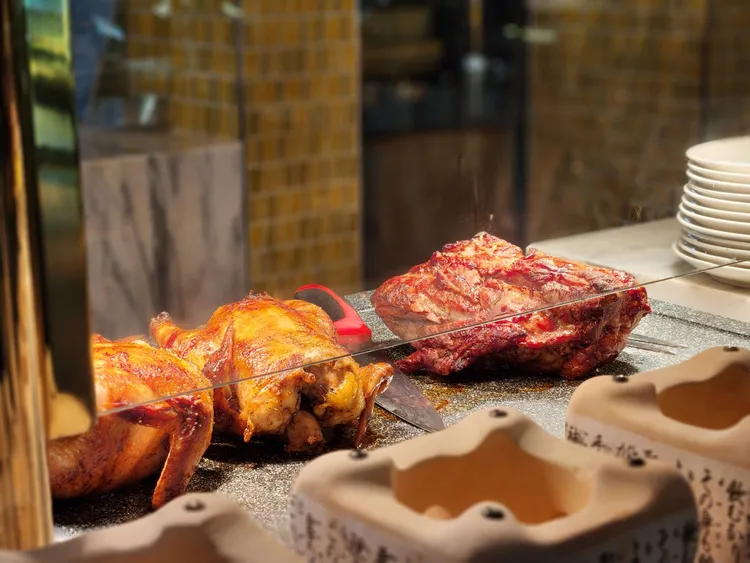 新食譜全日餐廳提供台中唯一、現點現烤的各式燒烤排餐區。台中李方艾美酒店提供