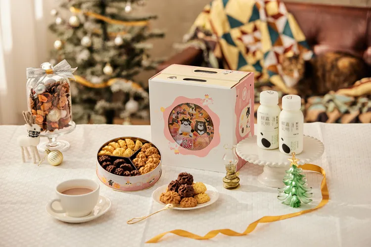 鮮乳坊VS鴻鼎菓子獨家合作「黑熊戀乳曲奇餅」，特別搭配嘉明鮮乳推出提盒組，邀請大家徜徉在濃郁乳香的聖誕派對！