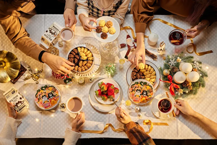 聖誕節親朋好友相聚，一邊享用「黑熊戀乳曲奇餅」，一邊搭配鮮乳巧克力飲，鮮乳坊讓2022年聖誕節更甜蜜！