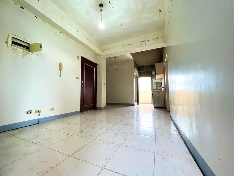 求售的公寓室內並無擺放家具，牆面有部分油漆脫落，電燈泡也跟著電線懸掛在天花板，平時應該是空屋。翻攝宜蘭售屋租屋資訊交流網