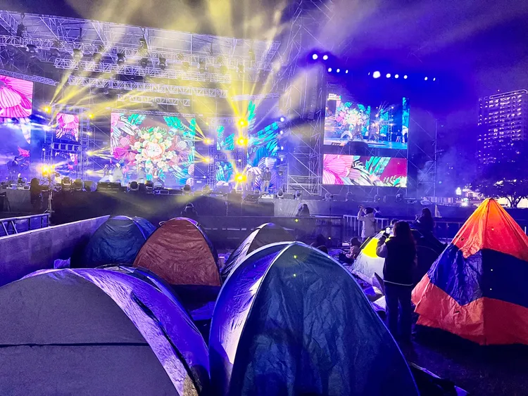 不少粉絲搭帳棚前來卡位。市府提供