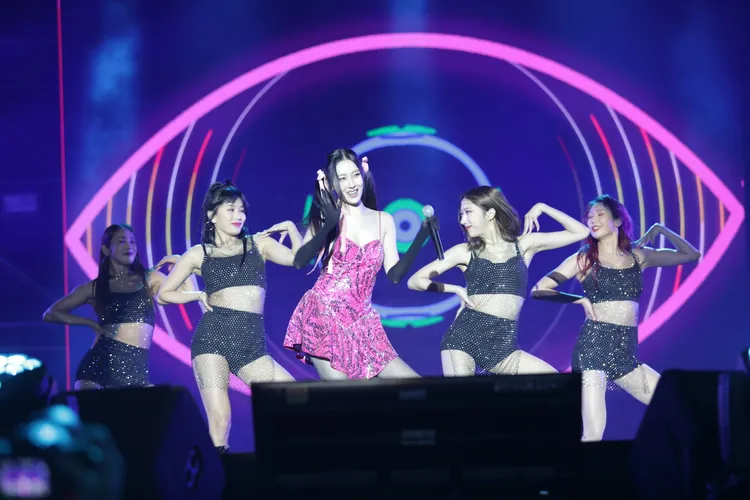 宣美身體微恙，一連帶來五首歌曲，相當敬業。市府提供