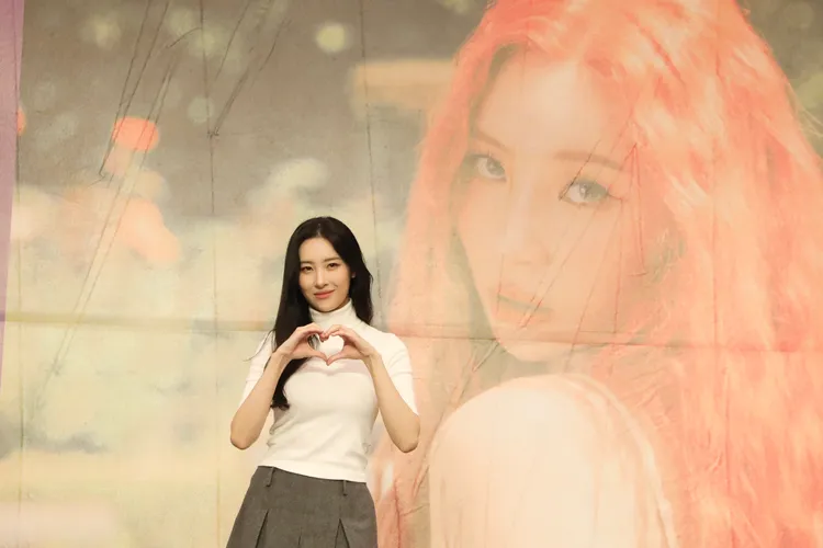 她擺了幾個手勢供媒體拍照後即離去。市府提供