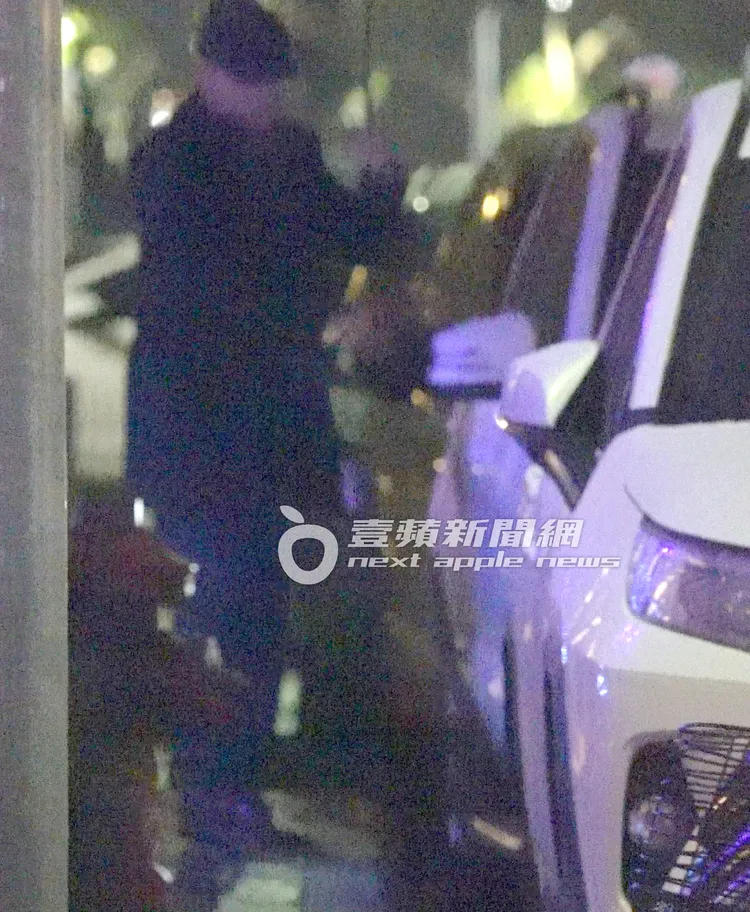 隨後OL女坐上副駕駛座，由謝震武撐著傘幫忙關車門。特勤中心攝