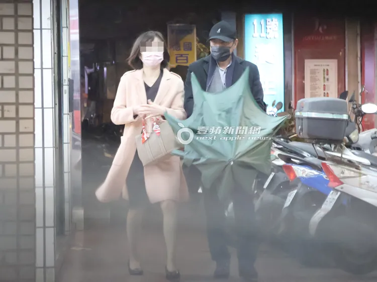 謝震武（右）與OL女走在騎樓下，邊走邊聊。特勤中心攝