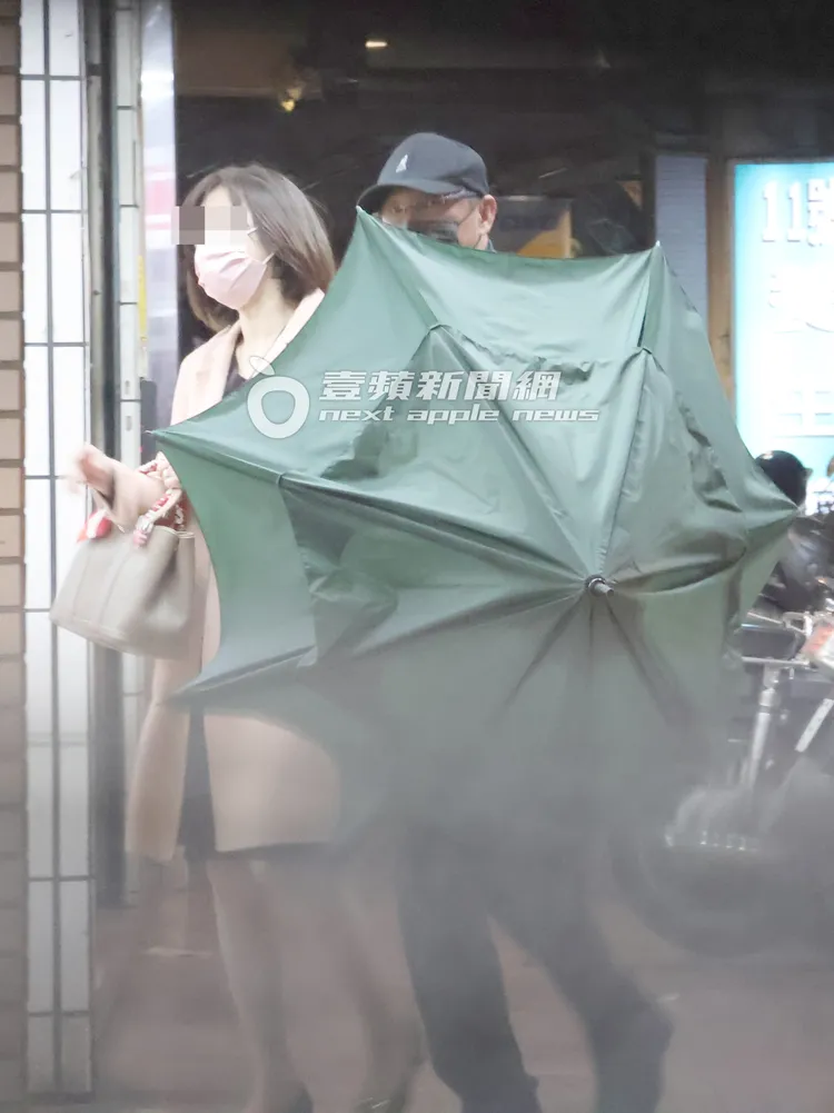 下著毛毛細雨，謝震武（右）隨時準備打開傘幫忙撐傘。特勤中心攝