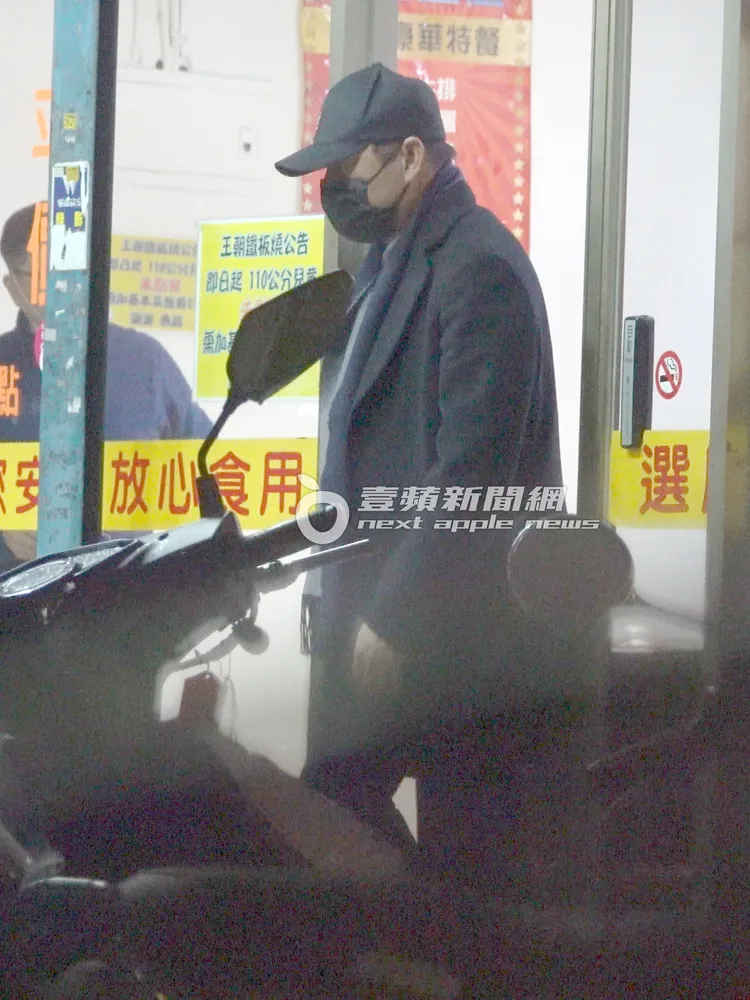 謝震武率先步出鐵板燒店，OL女則去櫃檯結帳。特勤中心攝