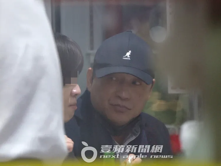 謝震武（右）不時與OL女話家常。特勤中心攝