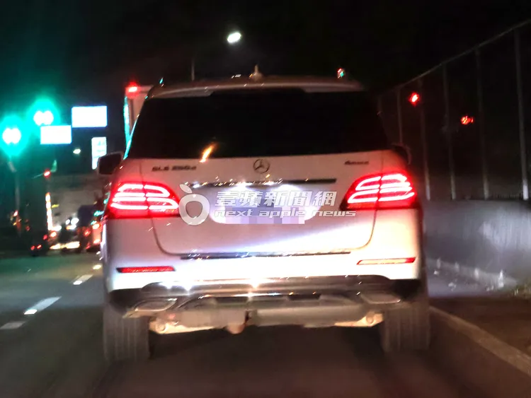 謝震武開著白色GLE 250d休旅車一路開往南崁。特勤中心攝