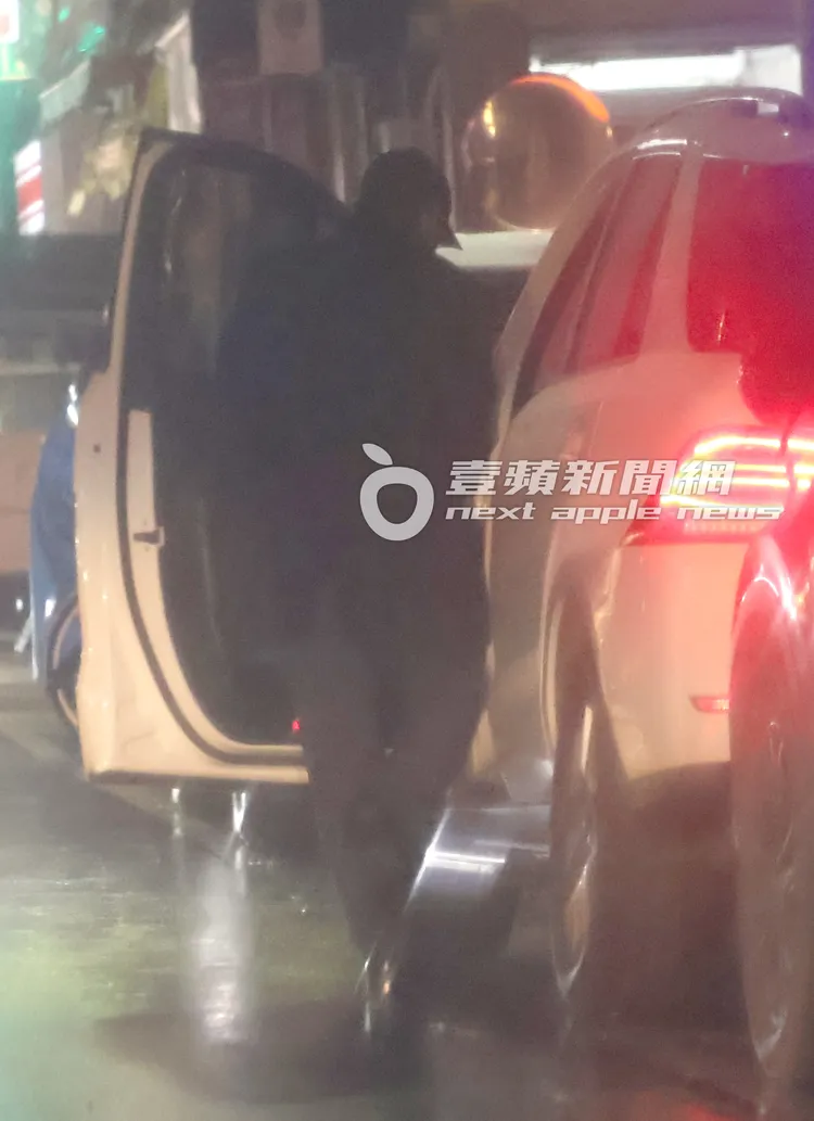 謝震武將雨傘收好後，坐上駕駛座離去。特勤中心攝