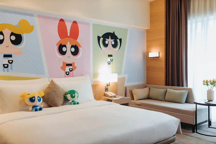 和逸飯店‧台南西門館推出全台獨家卡通頻道旅宿，入住可把娃娃全部帶回家。國泰觀光事業提供