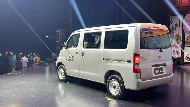 Town Ace廂型車後懸吊採用拖桿式彈簧懸吊，可大幅提升行駛穩定性。林浩昇攝
