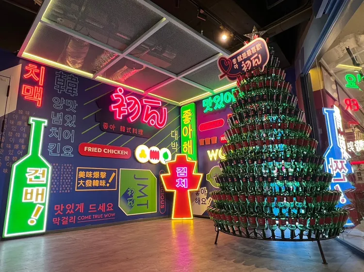 初瓦以近400個燒酒瓶打造全台唯一燒酒瓶聖誕樹，成為吸睛打卡點。業者提供