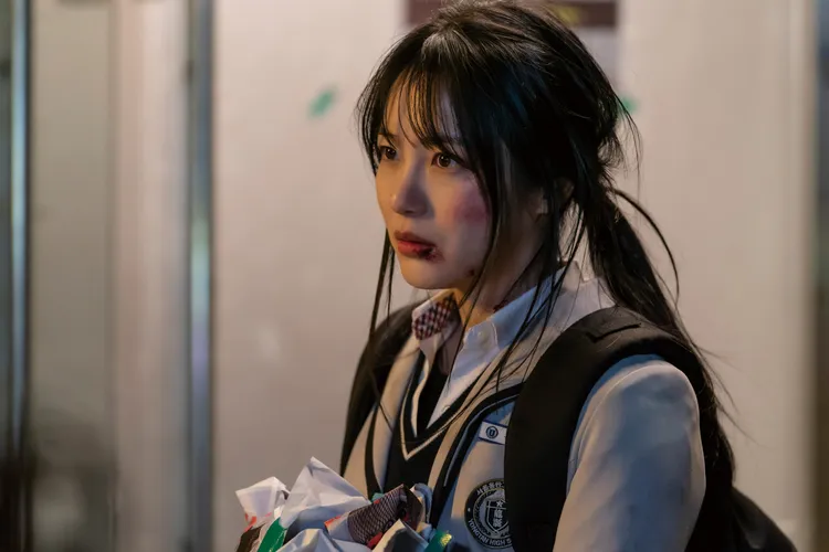 辛叡恩劇中隱藏自己的身分，想替龍鳳胎哥哥報仇，被同學盯上也無所畏懼。Disney+提供