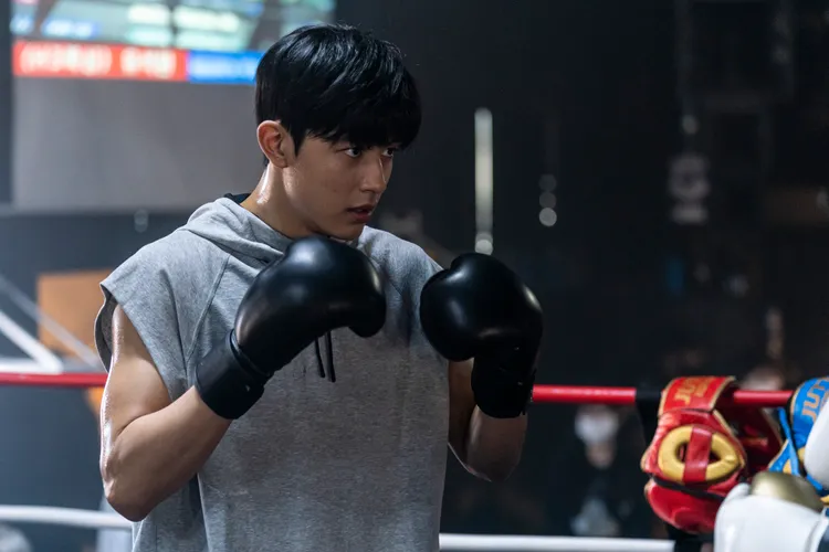 羅門戲裡變身暗黑英雄，幫同學制裁霸凌者，身體卻出現變化。Disney+提供