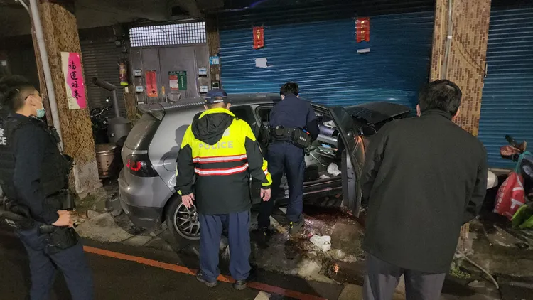 警方在車上搜索是否有違禁品。黃仲瑜攝