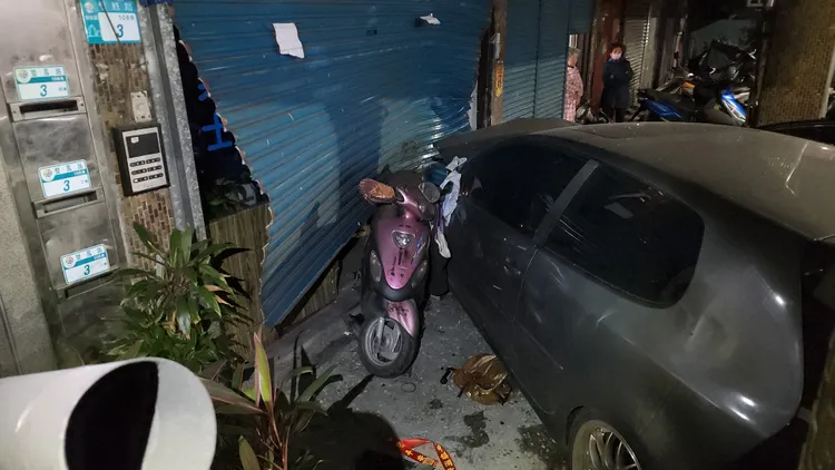 停在騎樓的機車直接被夾住動彈不得。黃仲瑜攝