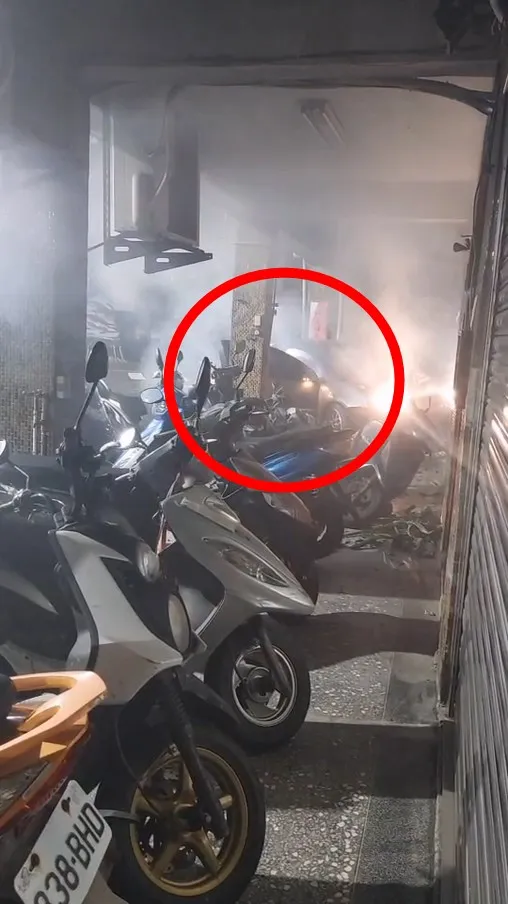 民眾第一時間拍到撞擊後，車輛水箱不斷冒出蒸氣，駕駛從副駕駛座準備逃出。民眾提供