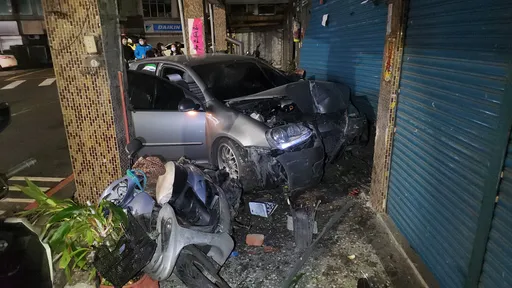 撞擊巨響!轎車高速過彎失控 撞進民宅毀損4機車