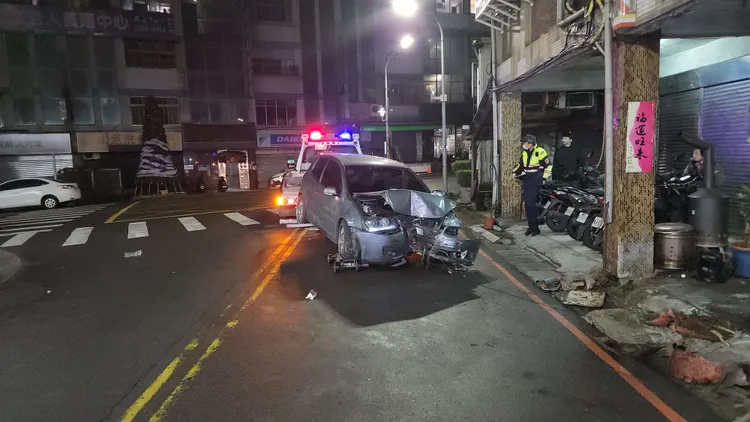 警方最後用拖吊車將車輛拖離現場。黃仲瑜攝