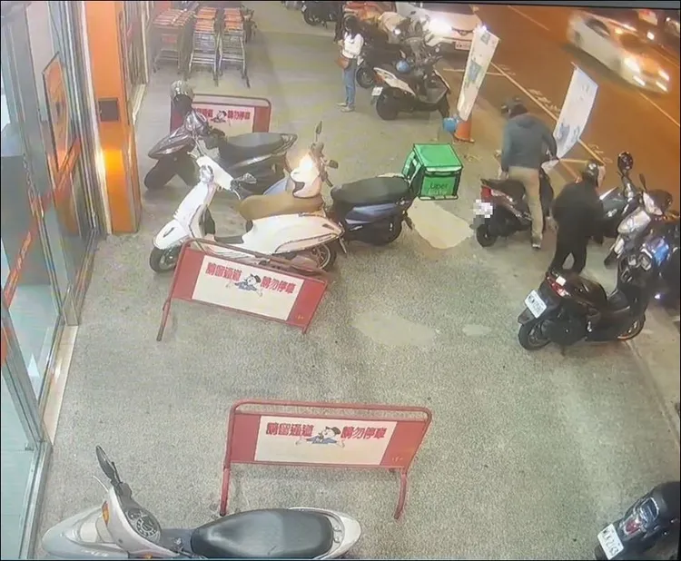 鍾姓外送員肇事後，扶起遭撞倒的機車就離去，未依規定處置苦吞千元罰單。讀者提供