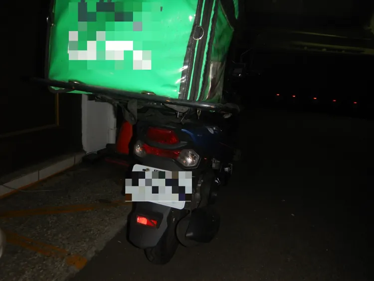 肇事外送員因後方配載的外送箱擋住視線釀禍。讀者提供