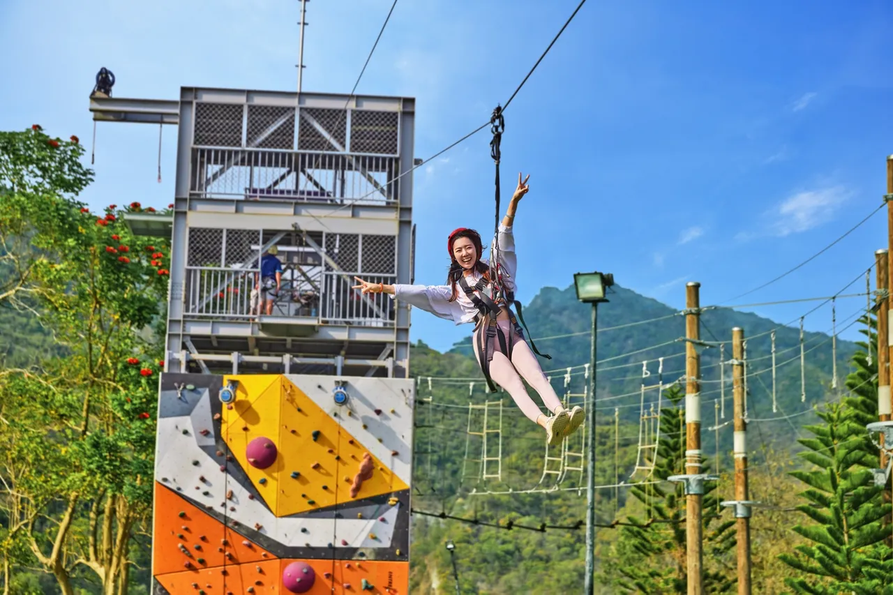 「趣淘漫旅-台南」设有全台第一座连续确保系统高空绳索场(Continous Belay System),能体验自由落体、滑索、攀岩等多项刺激活动。业者提供