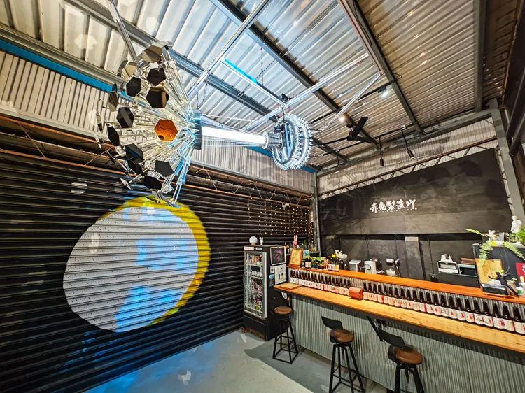 藝術家葉柏青在月之美術館對面的赤兔製造所，帶來能看清機關巧思的《1/2鏡月》。田欣雲攝