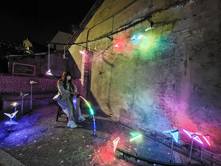 燈節徵件團隊「雜波創造」在魚鱗巷打造《E 100bpm》。田欣雲攝